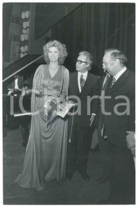 Fotografia d epoca originale 1973  PARMA TEATRO REGIO Iva ZANICCHI alla fine del concerto  Foto 20x30 cm 1