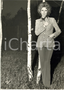 Fotografia d epoca originale 1970 ca COSTUME Cantante Iva ZANICCHI con giacca a quadretti 5 Foto 20x30 1
