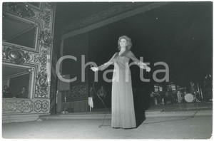 Fotografia d epoca originale 1973 PARMA TEATRO REGIO Iva ZANICCHI in concerto  Foto 30x20 cm 1