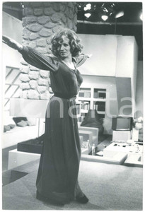 Fotografia d epoca originale 1970 ca COSTUME Cantante Iva ZANICCHI in abito lungo  Ritratto Foto 20x30 1