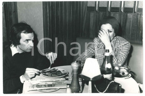 Fotografia d epoca originale 1975 ca COSTUME Iva ZANICCHI a pranzo con il marito Tonino ANSOLDI  Foto 1