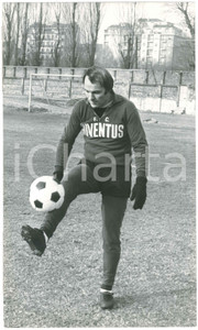 Fotografia d epoca originale 1975 ca CALCIO JUVENTUS Campo COMBI JosÃ© ALTAFINI in allenamento 7 Foto 18x30 1