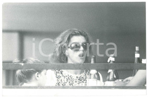 Fotografia d epoca originale 1975 ca COSTUME Iva ZANICCHI paparazzata a pranzo con la famiglia  Foto 2 1