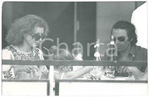 Fotografia d epoca originale 1975 ca COSTUME Iva ZANICCHI paparazzata a pranzo con la famiglia  Foto 4 1
