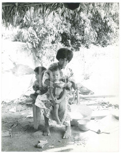 Fotografia d epoca originale 1970 ca COSTUME VENEZUELA Madre indigena con i figli 3 Foto 21x27 cm 1