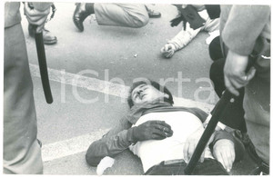 Fotografia d epoca originale 1969 MILANO ANNI DI PIOMBO Manifestante a terra colpito 6 Foto DANNEGGIATA 1