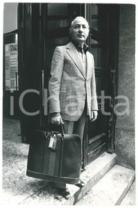 Fotografia d epoca originale 1973 MILANO Severino GAZZELLONI all ingresso del PICCOLO TEATRO 4 Foto 20x30 1