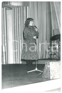 Fotografia d epoca originale 1970 ca COSTUME ITALIA Orietta BERTI in concerto 2 Foto 20x30 cm 1