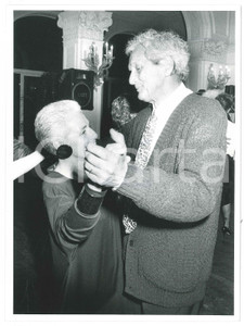 Fotografia d epoca originale 1985 ca ITALIA  MODA Rosita e Ottavio MISSONI durante un ballo  Foto 24x18 cm 1