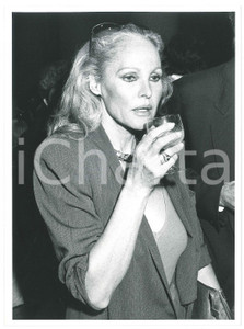 Fotografia d epoca originale 1985 ca ITALIA  COSTUME Ursula ANDRESS a un party  Fotografia 18x24 cm 1
