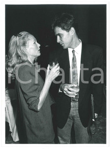 Fotografia d epoca originale 1985 ca ITALIA  COSTUME Ursula ANDRESS Omero MACRI a un party  Foto 18x24 2 1