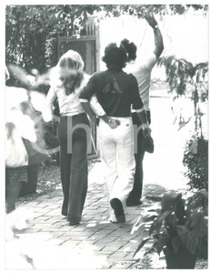 Fotografia d epoca originale 1985 ca GOSSIP Ursula ANDRESS e Mark HAMLIN paparazzati  Foto 18x24 cm 1 1