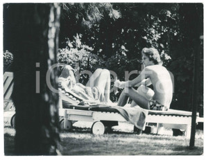 Fotografia d epoca originale 1985 ca GOSSIP Ursula ANDRESS e Mark HAMLIN paparazzati  Foto 18x24 cm 4 1