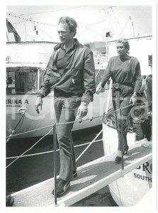 Materiale cinematografico d’epoca 1985 ca COSTUME Clint EASTWOOD in barca  Fotografia 24x18 cm 1