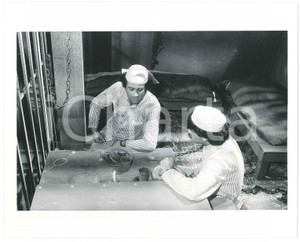 Fotografia d epoca originale 1985 ca CINEMA Gigi SAMMARCHI Andrea RONCATO  Scena in prigione  Foto 6 1