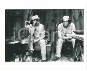 Fotografia d epoca originale 1985 ca CINEMA Gigi SAMMARCHI Andrea RONCATO  Scena in prigione  Foto 9 1