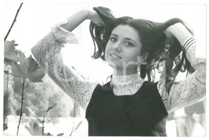 Fotografia d epoca originale 1970 ca COSTUME ITALIA Gigliola CINQUETTI  Ritratto in campagna 4 Foto 30x20 1