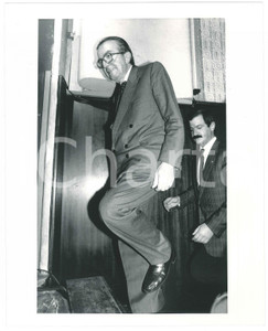 Fotografia d epoca originale 1985 ca POLITICA  DEMOCRAZIA CRISTIANA  Arrivo Giulio ANDREOTTI 8 Foto 18x24 1