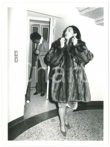 Fotografia d epoca originale 1985 ca MILANO Giorgio FALCK con Rosanna SCHIAFFINO in pelliccia 2 Foto 18x24 1