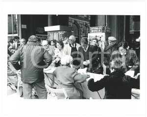 Fotografia d epoca originale 1987 MILANO Referendum NUCLEARE  Raccolta firme per il NO 2 Foto 1