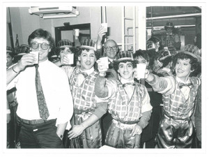 Fotografia d epoca originale 1985 ca RAI Loretta GOGGI Gianni BREZZA Brindisi con ballerini  Foto 24x18 cm 1