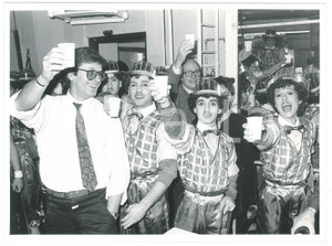 Fotografia d epoca originale 1985 ca RAI Loretta GOGGI Gianni BREZZA Brindisi con ballerini  Foto 24x18 1 1