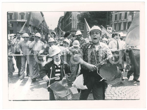 Fotografia d epoca originale 1988 MILANO ITALSIDER Sciopero siderurgici  Bambini alla manifestazione  Foto 1