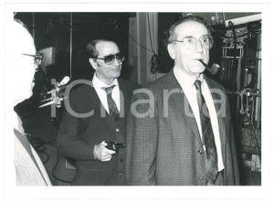 Fotografia d epoca originale 1985 ca CINEMA ITALIA Arnoldo FOA  con il regista Enzo TRAPANI  Foto 25x20 cm 1