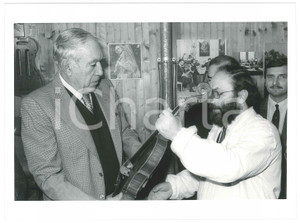 Fotografia d epoca originale 1988 CREMONA Anthony QUINN in visita dal liutaio Francesco BISSOLOTTI 3 Foto 1