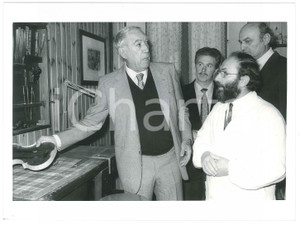 Fotografia d epoca originale 1988 CREMONA Anthony QUINN in visita dal liutaio Francesco BISSOLOTTI 2 Foto 1