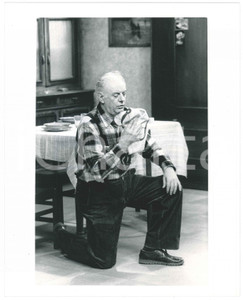 Fotografia d epoca originale 1988 RAI 3 TRASMISSIONE FORZATA Dario FO in ginocchio  Foto 20x25 cm 1