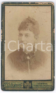 Fotografia d epoca originale 1880 ca VERONA Donna in abito ricamato  Ritratto  Foto Pietro CODOGNATO CDV 1