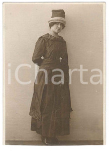 Fotografia d epoca originale 1920 ca MILANO Donna con crocifisso e berretto  Ritratto Foto BADODI 8x12 cm 1