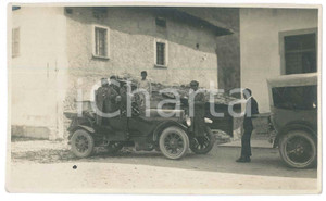 Fotografia d epoca originale 1920 ca s. l. ITALIA Ritratto di famiglia su automobile Fotografia anonima 1