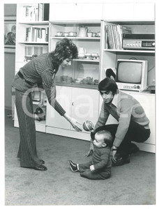 Fotografia d epoca originale 1970 ca COSTUME ITALIA Pietro ANASTASI con moglie e figlio 3 Foto 18x24 1