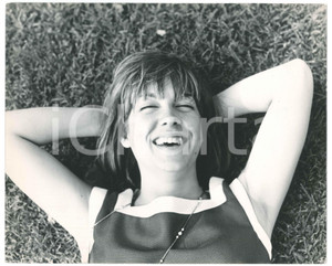 Fotografia d epoca originale 1970 ca COSTUME ITALIA Wilma GOICH  Ritratto sul prato  Foto 30x24 cm 1