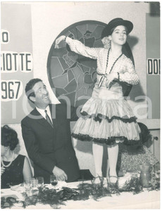 Fotografia d epoca originale 1967 Premio Don Chisciotte d Oro Helenio HERRERA e la piccola Rozo al ballo 2 1