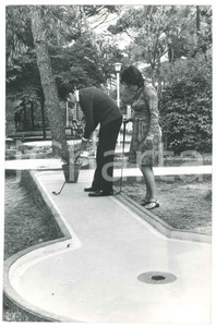 Fotografia d epoca originale 1970 ca CALCIO BOLOGNA Francesco LIGUORI gioca a minigolf con la moglie Foto 1