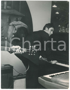 Fotografia d epoca originale 1970 ca COSTUME ITALIA Helenito HERRERA suona con il suo gruppo Foto 1