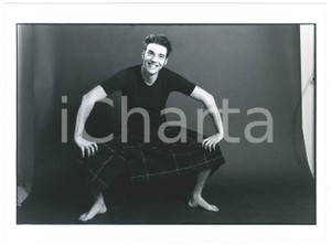 Fotografia d epoca originale 1995 ca COSTUME ITALIA Andrea PEZZI conduttore  Ritratto  Foto 24x18 cm 2 1