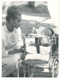 Fotografia d epoca originale 1970 ca CINEMA  Valeria CIANGOTTINI Ritratto con bambino  Foto 18x24 cm 4 1