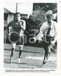 Fotografia d epoca originale 1985 ca USA John SABOLICH running with Roger CHARTER Photo 20x25 cm 1
