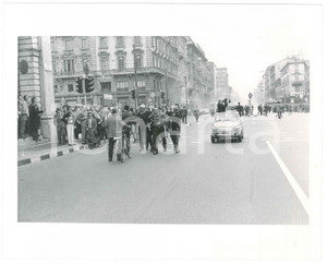 Fotografia d epoca originale 1970 RISTAMPA 1985 ca MILANO ANNI DI PIOMBO Scontri con la polizia 2 Foto 1