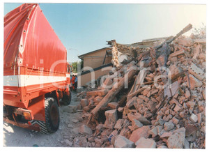 Fotografia d epoca originale 1997 TERREMOTO NOCERA UMBRA Edifici danneggiati e macerie Foto 25x18 cm 2 1