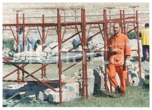 Fotografia d epoca originale 1997 TERREMOTO DI ASSISI Recupero dei mattoni della Basilica  Foto 25x18 cm 2 1