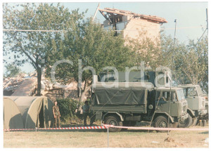 Fotografia d epoca originale 1997 TERREMOTO DI TERNI  CESI  Militari e mezzi dell Esercito  Foto 25x18 cm 1