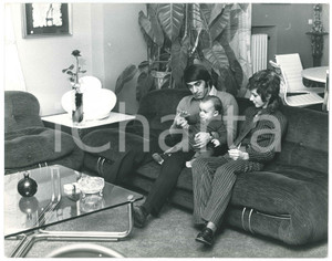 Fotografia d epoca originale 1970 ca COSTUME ITALIA Pietro ANASTASI con moglie e figlio 2 Foto 30x24 1