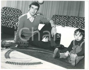 Fotografia d epoca originale 1975 ca CALCIO MILAN Alberto BIGON in casa con il figlio Foto 30x20 cm 1