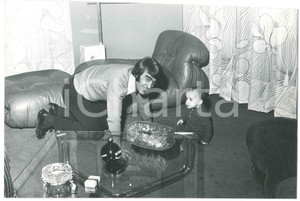 Fotografia d epoca originale 1970 ca COSTUME ITALIA Pietro ANASTASI in salotto con il figlio Silvano 4 Foto 1