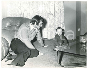 Fotografia d epoca originale 1970 ca COSTUME ITALIA Pietro ANASTASI in salotto con il figlio Silvano 5 Foto 1